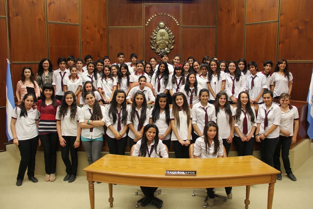 Estudiantes de la escuela de Comercio Alfonsina Storni presentes en el Palacio de las Leyes. 