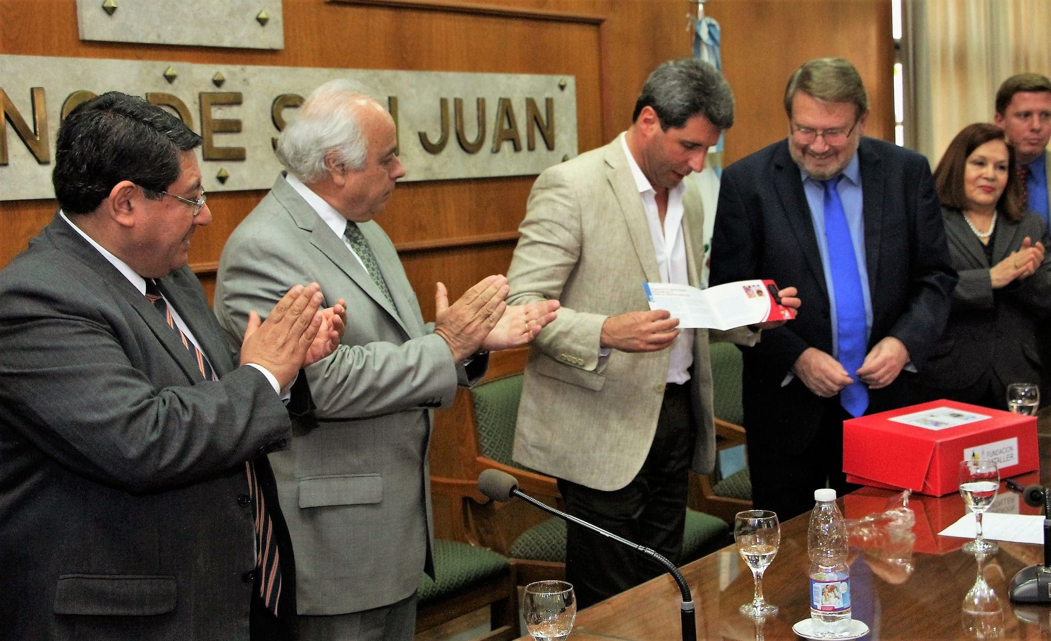 El vicegobernador Marcelo Lima junto al titular del Poder Ejecutivo, Sergio Uñac, en la entrega de soportes digitales para escuelas sin internet.  