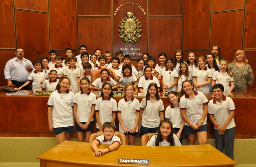 El grupo del Colegio Medalla Milagrosa, junto al personal de Información Parlamentaria encargado de las Visitas Guiadas.