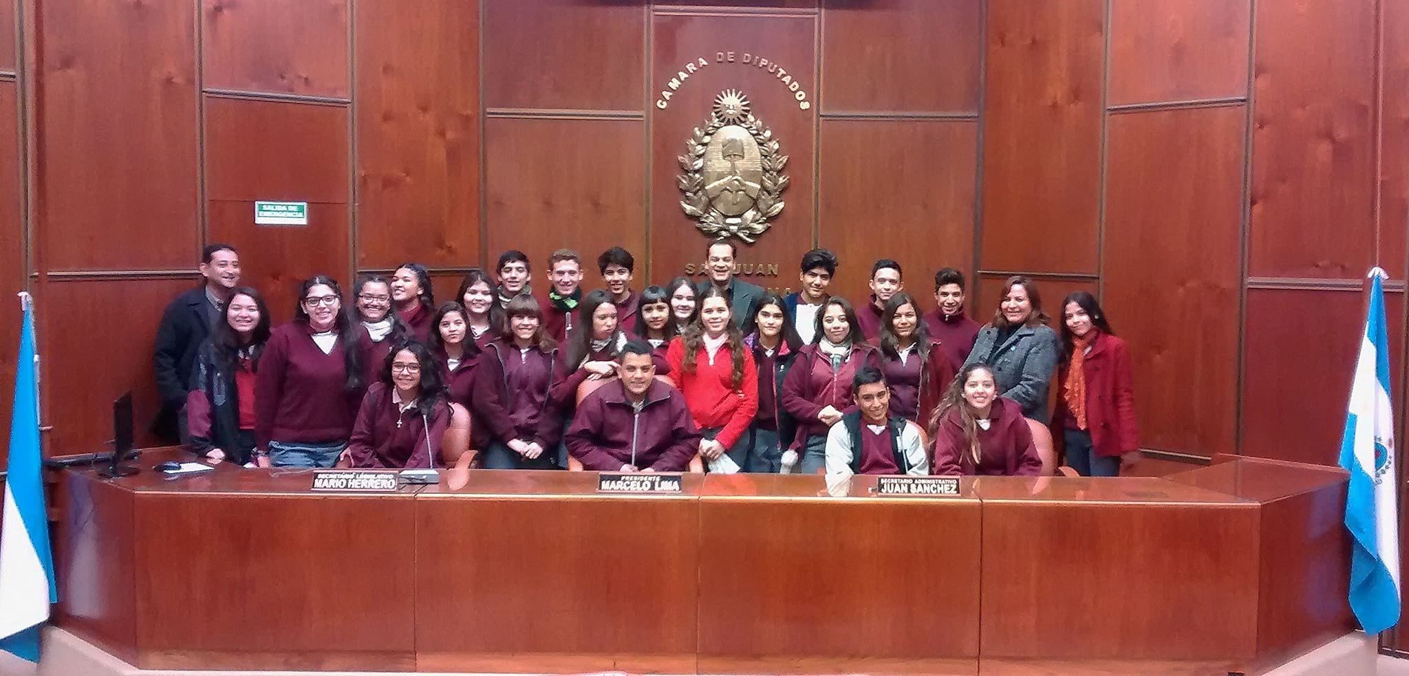 Alumnos, docentes y directivos de la colegio “Monseñor José Américo Orzali” presentes en el recinto de sesiones de la Cámara de Diputados. 