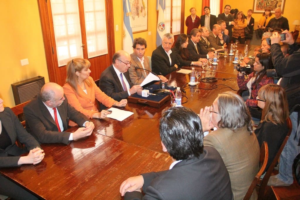 Autoridades provinciales y de la IV Región de Chile juntos en la firma de un acta por las veranadas de la próxima temporada