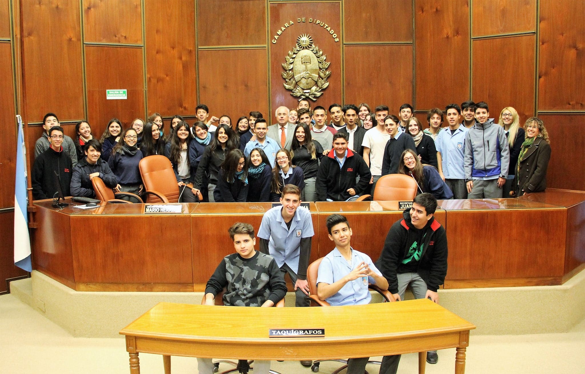 El vicegobernador Marcelo Lima junto a estudiantes y docentes del colegio San José en la Cámara de Diputados.