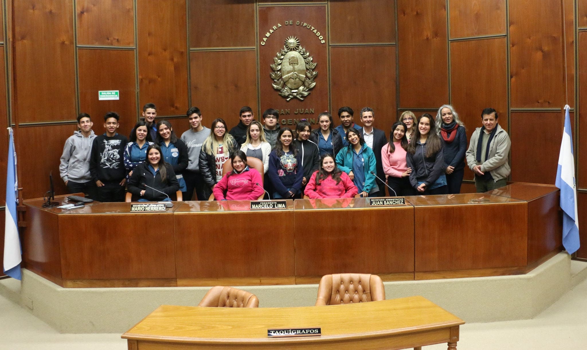 El diputado Carlos Platero junto a estudiantes y docentes de la escuela secundaria Balcarce en la Cámara de Diputados- año 2018. 