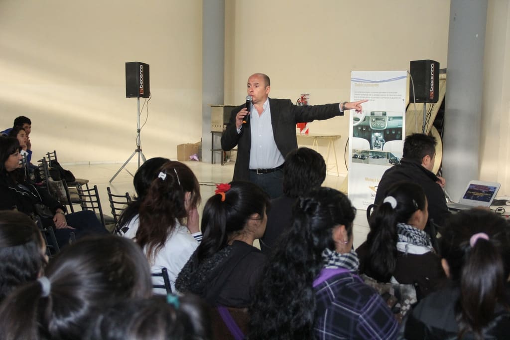 El diputado García Nieto disertando ante los alumnos el taller "Compromiso por la seguridad vial" en Rawson 