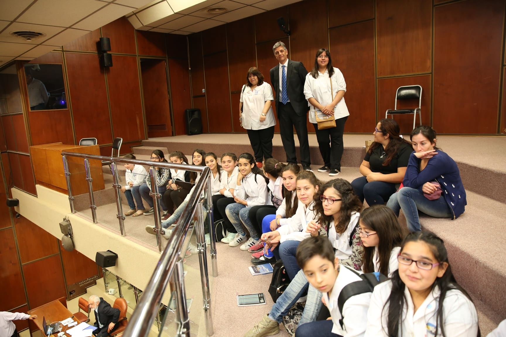 Alumnos y docentes de la escuela "Hipólito Yrigoyen" junto al legislador Leonardo Gioja en la Cámara de Diputados. 