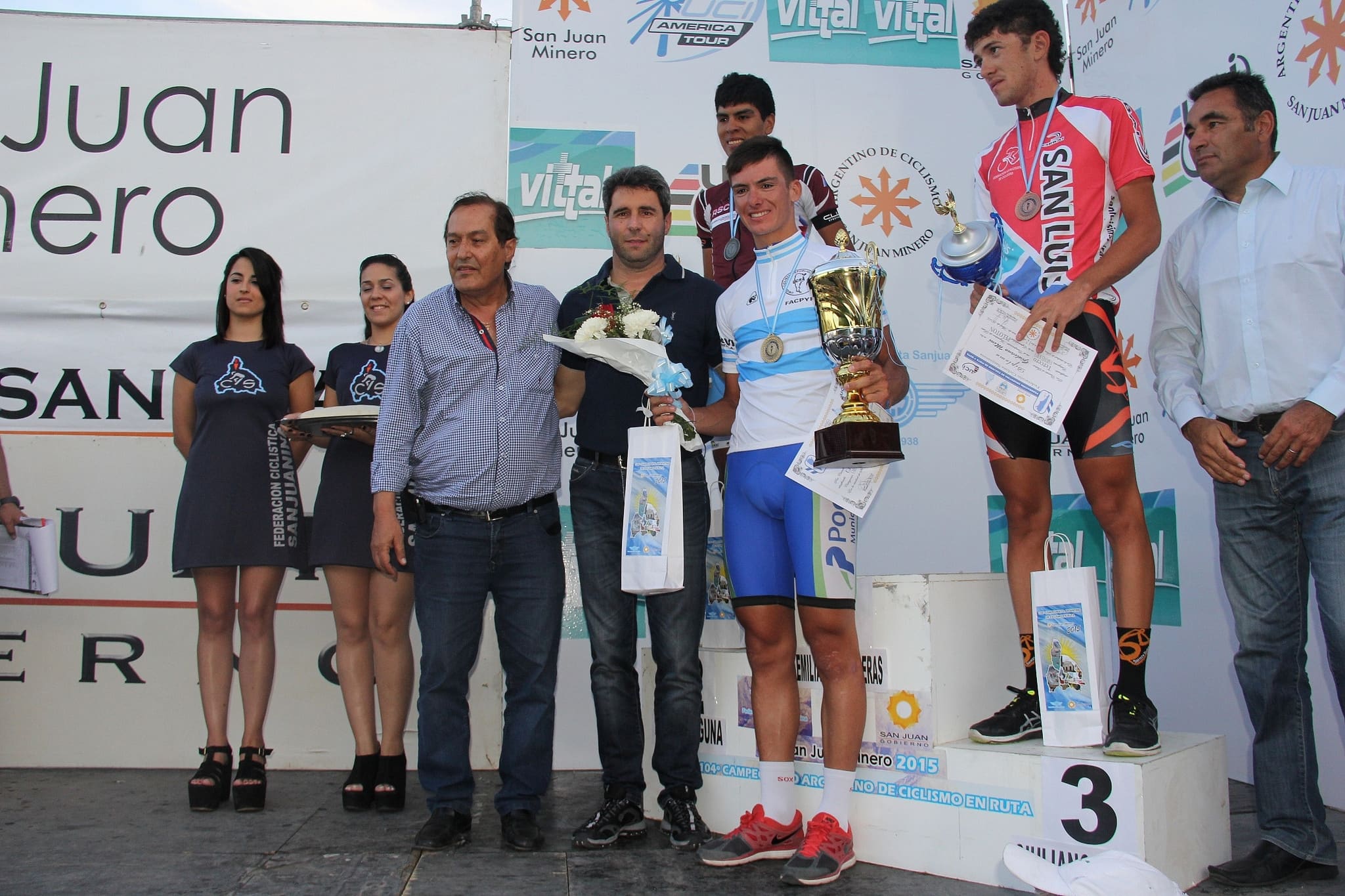 El vicegobernador Sergio Uñac, junto a los ganadores de la categoría sub 23 del Campeonato Argentino de Ruta. 