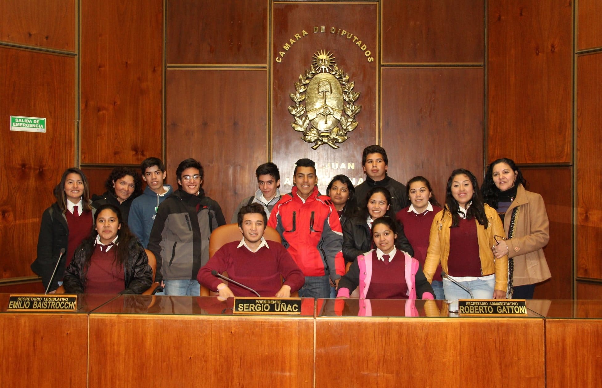 Integrantes de la escuela E.G.B 3 y Polimodal Astica, presentes en la Casa de las Leyes. 