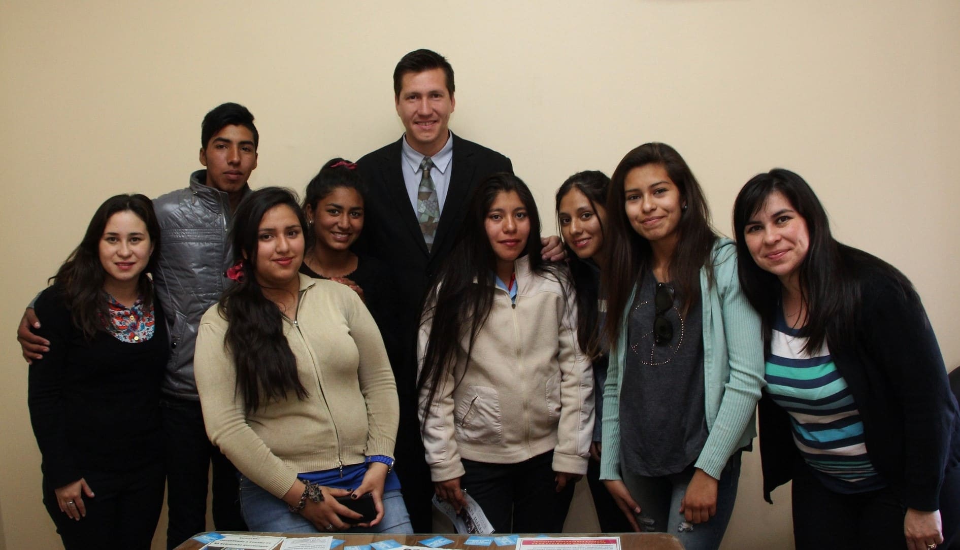 El diputado Federico Hensel junto a estudiantes y docentes de la escuela Enrique Larreta en la Legislatura provincial. 
