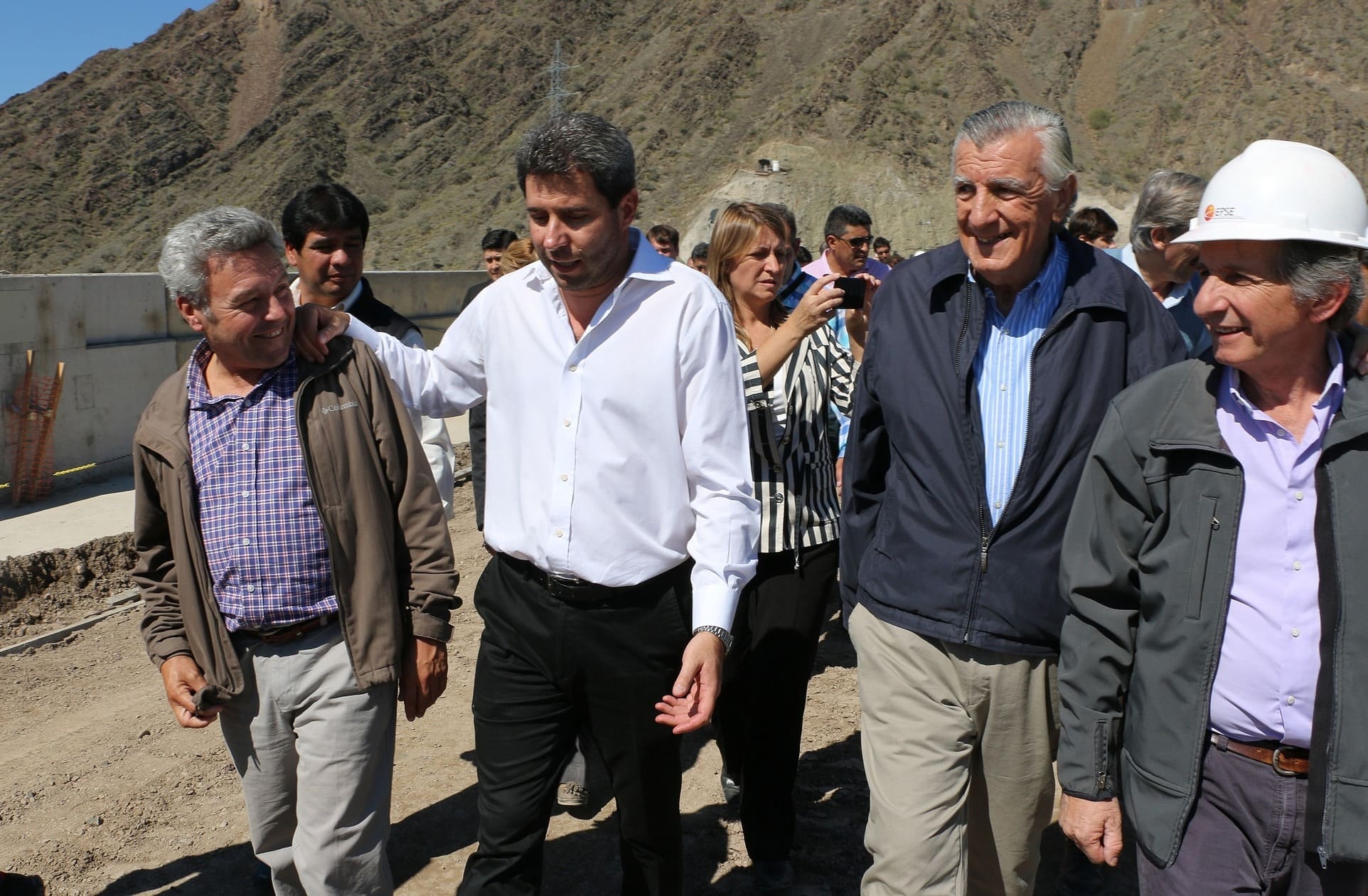 El Dr. Sergio Uñac junto al gobernador José Luis Gioja recorriendo la obra del dique Punta Negra.