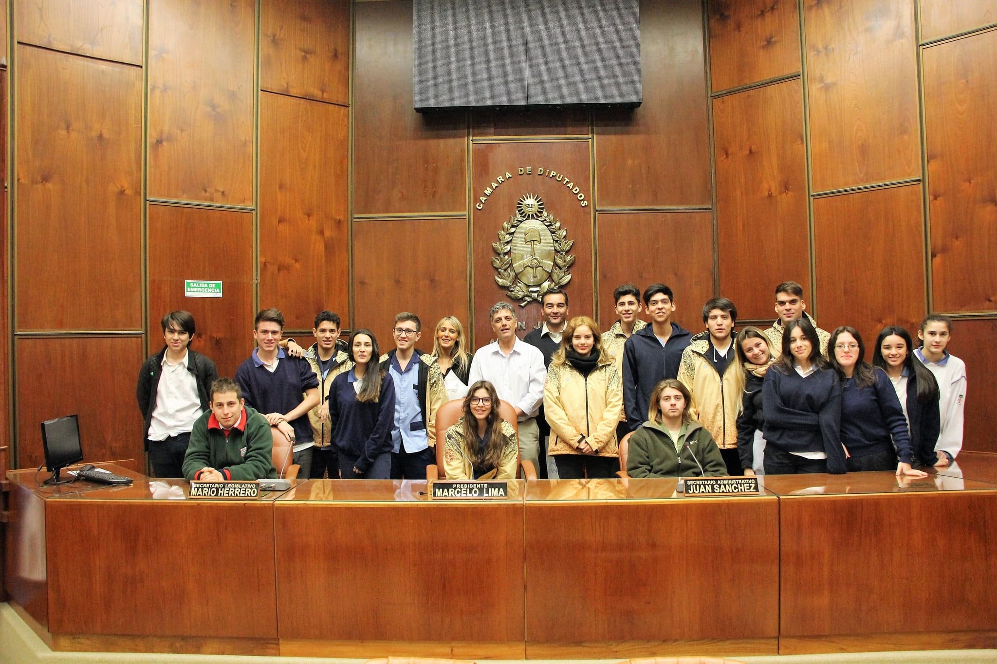 El diputado Leonardo Gioja junto a estudiantes y docentes de las escuelas "Dante Alighieri" y "Blas Pascal" en la Cámara de Diputados. 