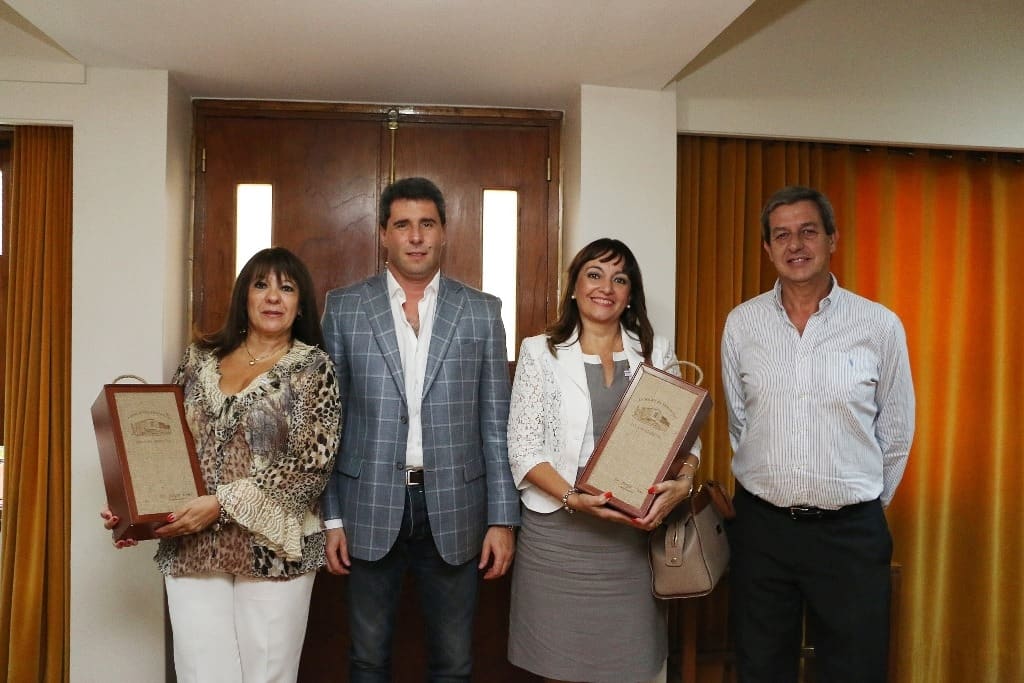El vicegobernador Sergio Uñac junto al secretario Administrativo Roberto Gattoni, recibió a las mujeres que participarán del encuentro.