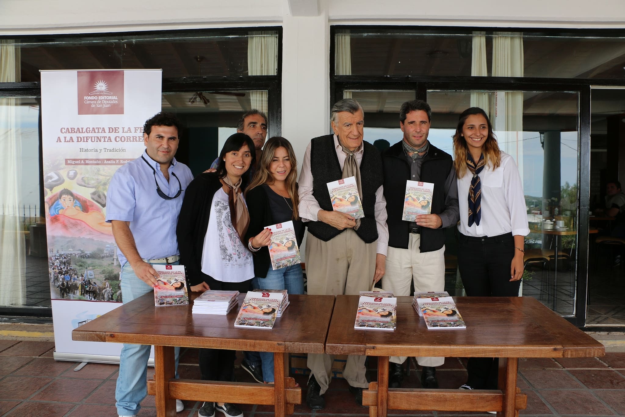 El gobernador Ing. José Luis Gioja junto al vicegobernador Dr. Sergio Uñac en la entrega de libros.