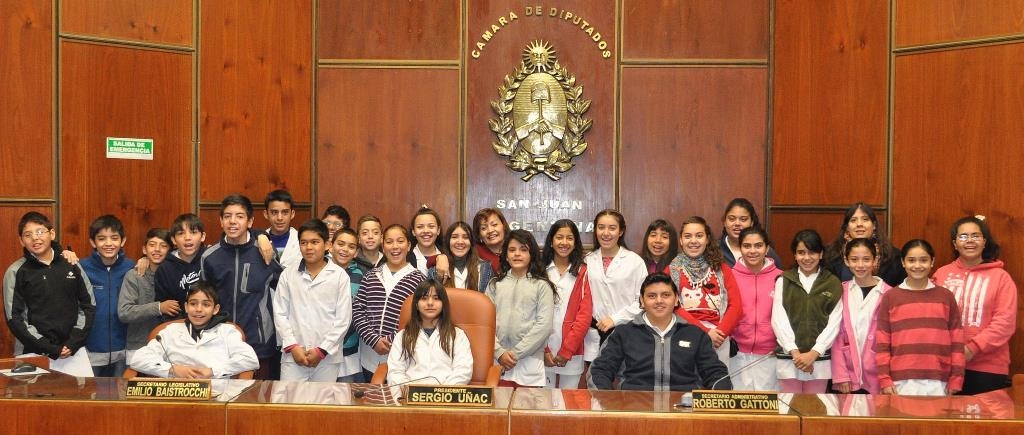 Alumnos y docentes de la escuela "Paula Albarracín de Sarmiento" presente en la Legislatura. 