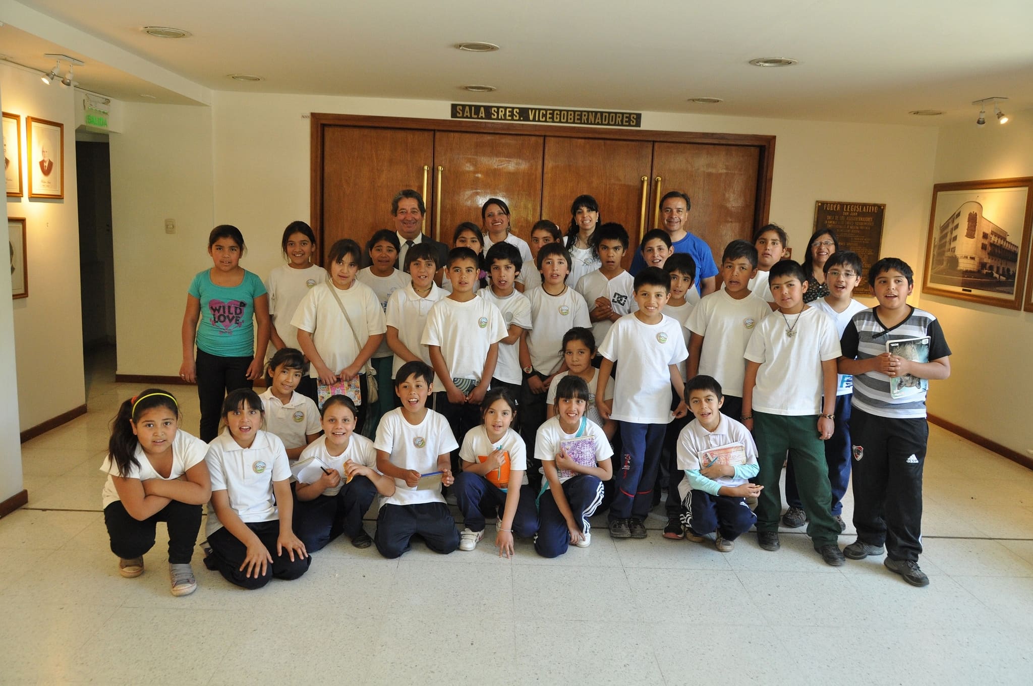 El diputado provincial Mario Romero junto a los estudiantes y docentes de Calingasta.