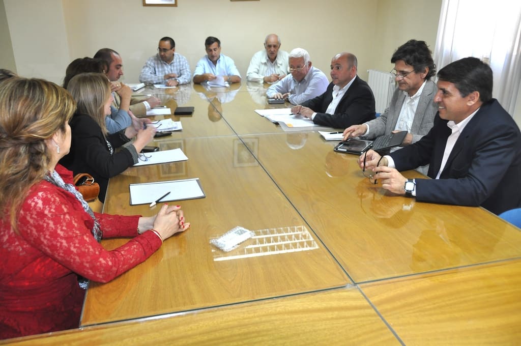 El jefe de asesores Ricardo Luque reunido con diputados provinciales por el plan San Juan 2023.