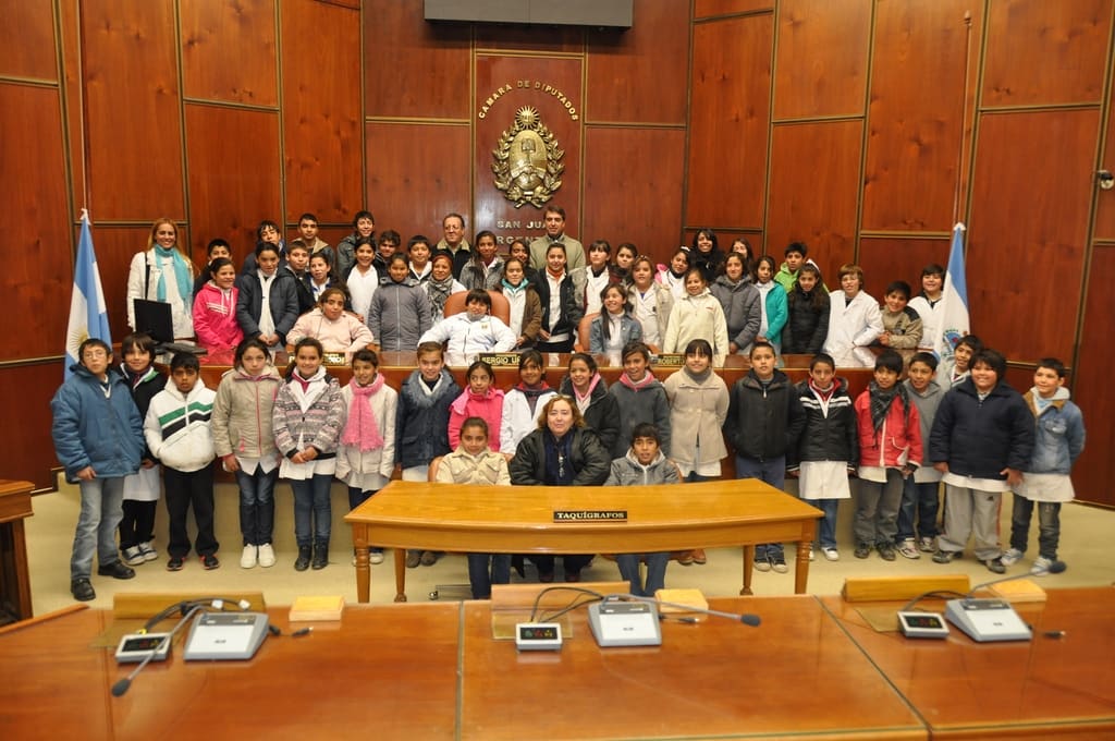Los alumnos de la escuela Pedro Cortinez estuvieron en el Recinto de Sesiones de la Legislatura, acompañados por el diputado Ruiz Álvarez