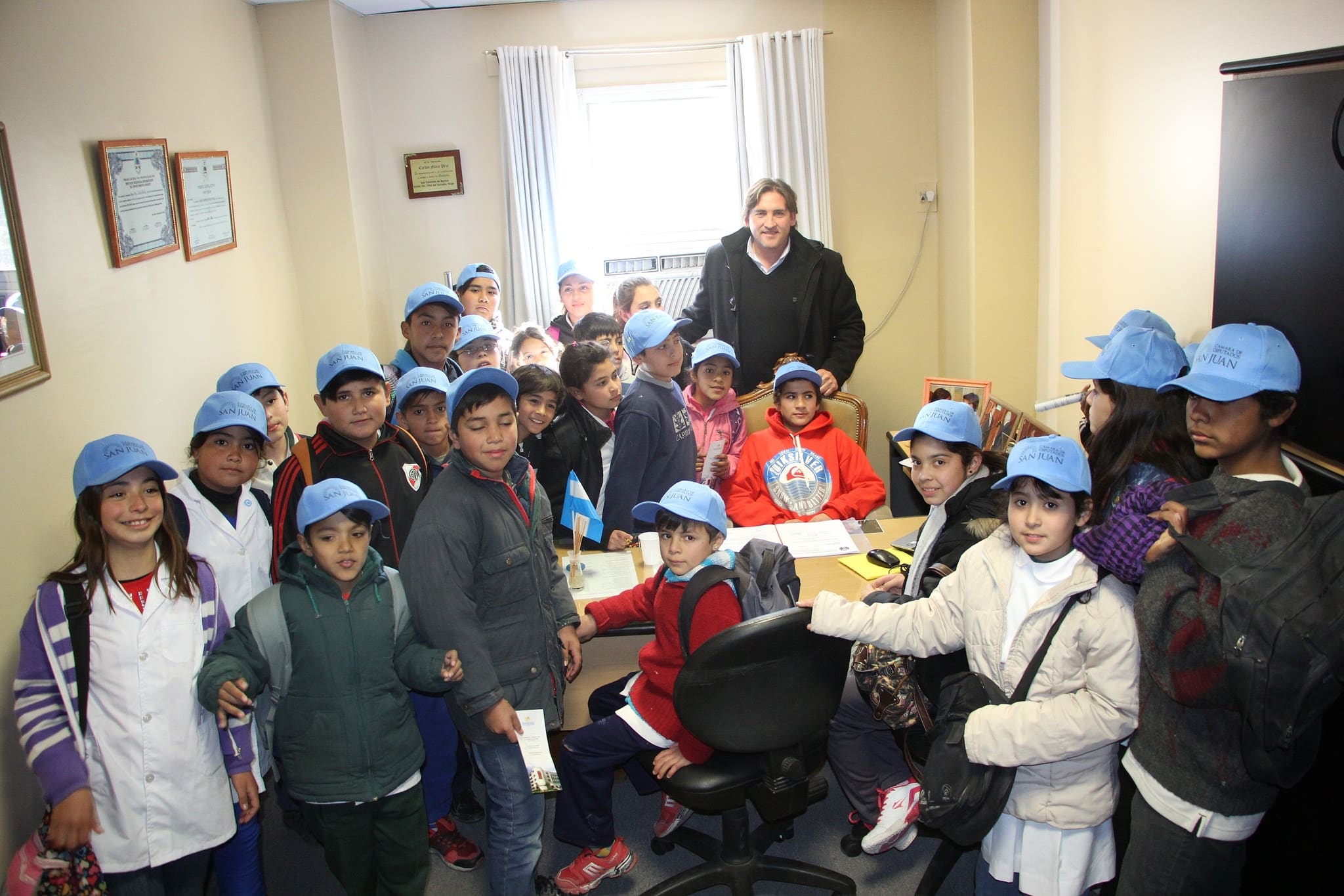 El diputado Carlos Maza Pezé en su despacho junto a estudiantes y docentes de la escuela "Capitán Juan Eugenio de Mallea". 