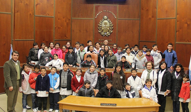 El diputado Javier Ruiz Álvarez junto a los estudiantes de la escuela Florentino Ameghino en la Legislatura provincial. 