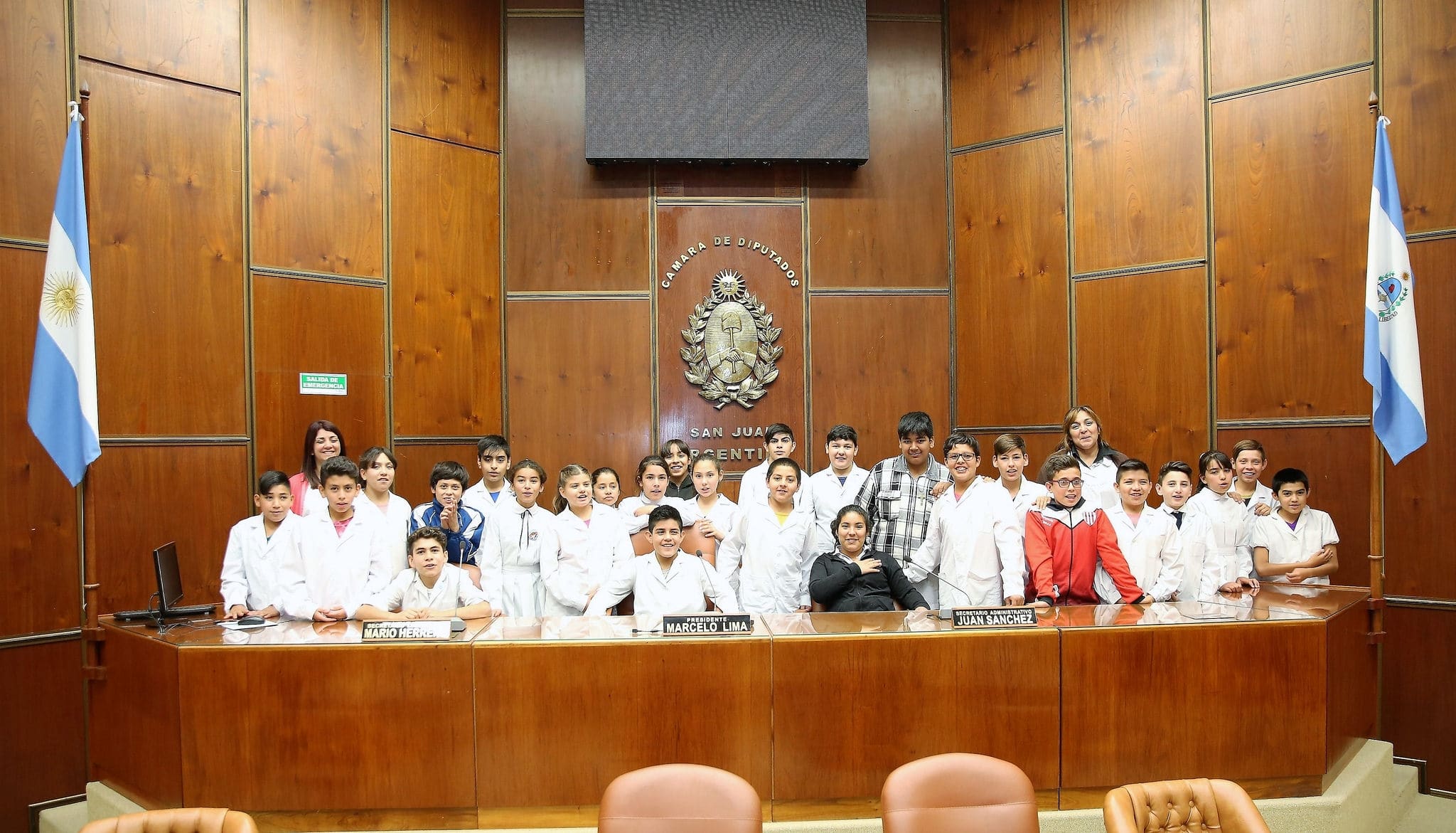 Alumnos y docentes de la escuela "Juan José Castelli" en la Cámara de Diputados. 