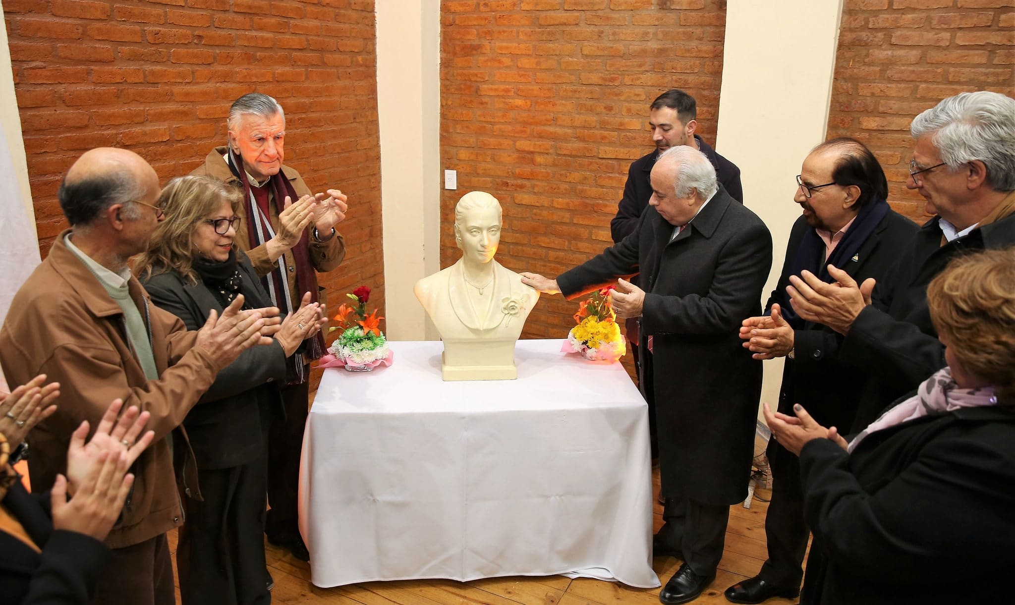 El vicegobernador Marcelo Lima junto al intendente Juan Carlos Gioja y al diputado nacional, José Luis Gioja, y demás funcionarios, en el momento del descubrimiento del busto de Evita durante el Homenaje por el 66º aniversario de su fallecimiento. 