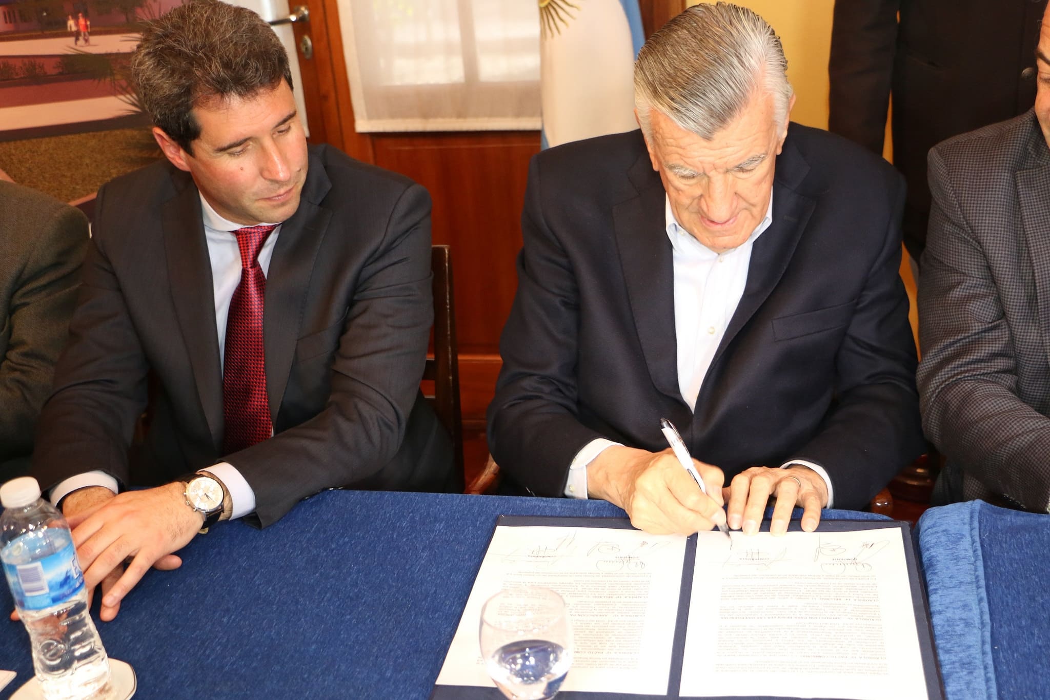 El Dr. Sergio Uñac junto al Ing. José Luis Gioja durante la firma del contrato de obra.