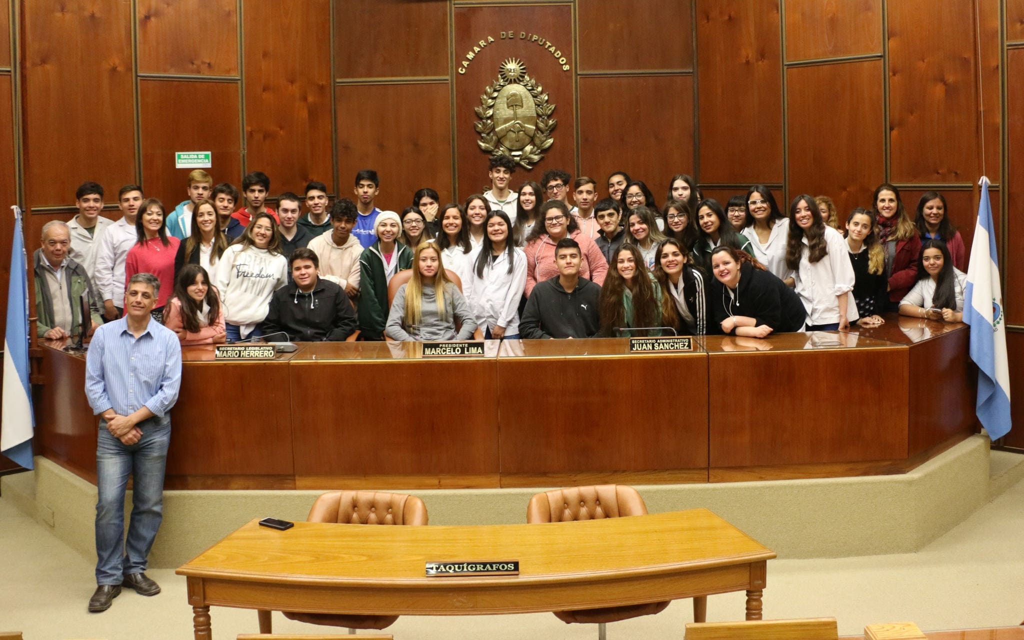 El diputado Leonardo Gioja junto a estudiantes y docentes de quinto año de la escuela Normal Sarmiento en la Cámara de Diputados- año 2018. 