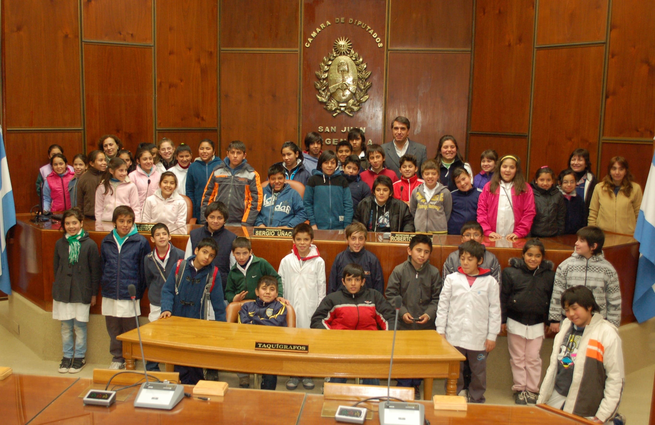Estudiantes de quinto grado de la escuela Florentino Ameghino presentes en el recinto de sesiones junto al diputado Javier Ruiz Álvarez.