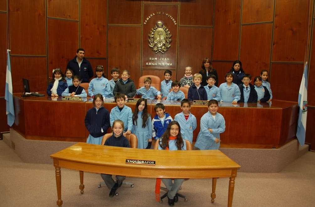 Alumnos y docentes del colegio Dante Alighieri visitaron la Legislatura Provincial 