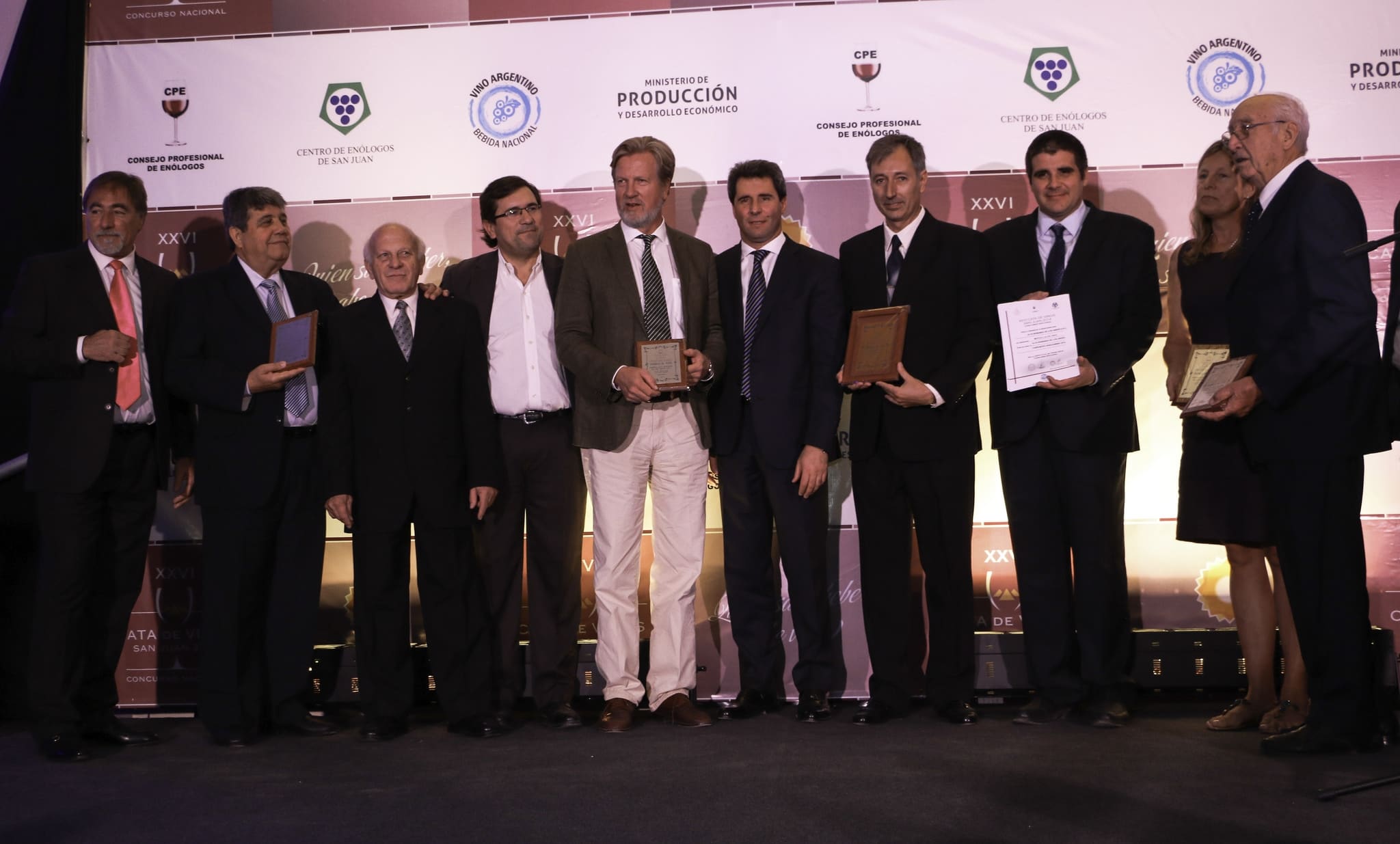 El Dr. Sergio Uñac hizo entrega de distintas distinciones a los ganadores.