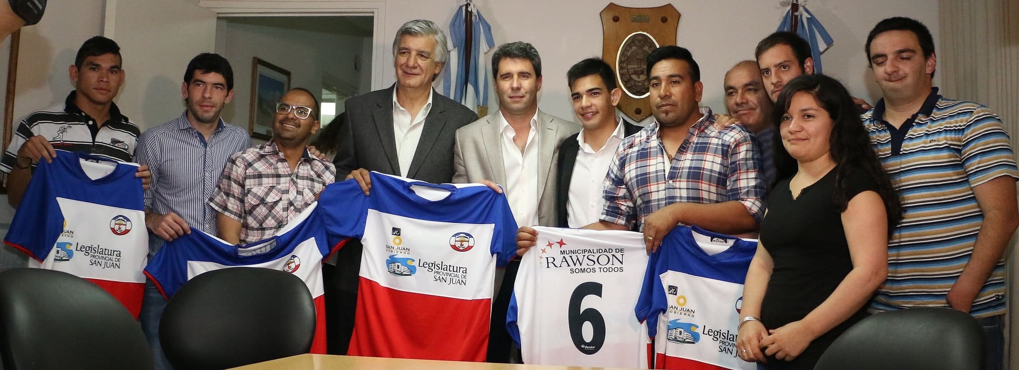 El Dr. Sergio Uñac junto a integrantes de la Selección San Juan de Fútbol Silencioso y autoridades provinciales.