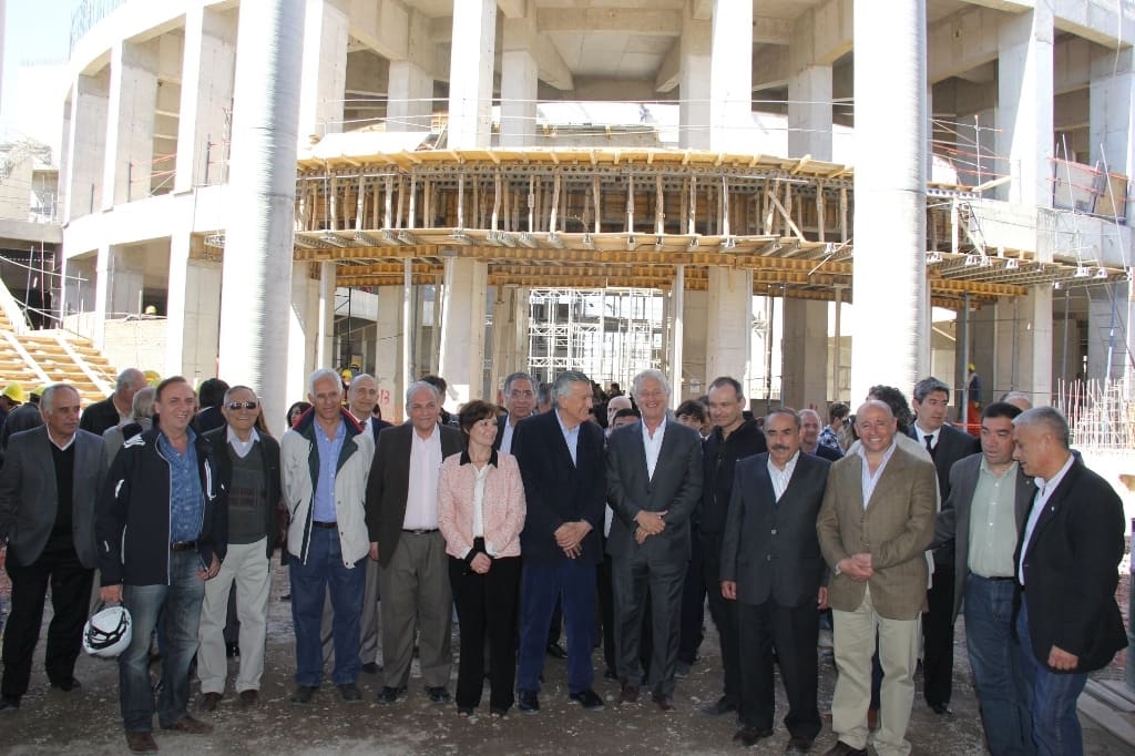 Legisladores provinciales encabezados por el vicepresidente primero Pedro O. Mallea visitaron las obras de construcción del Teatro del Bicentenario.