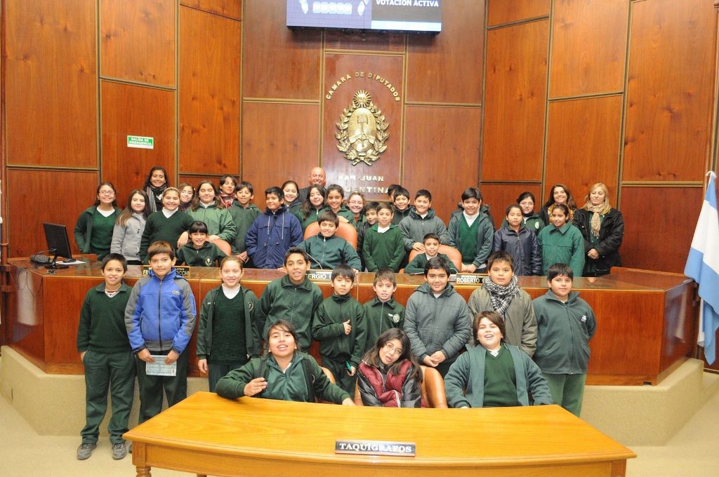 Alumnos de la Escuela "Nueva Juan Fanzolato"visitaron la Legislatura