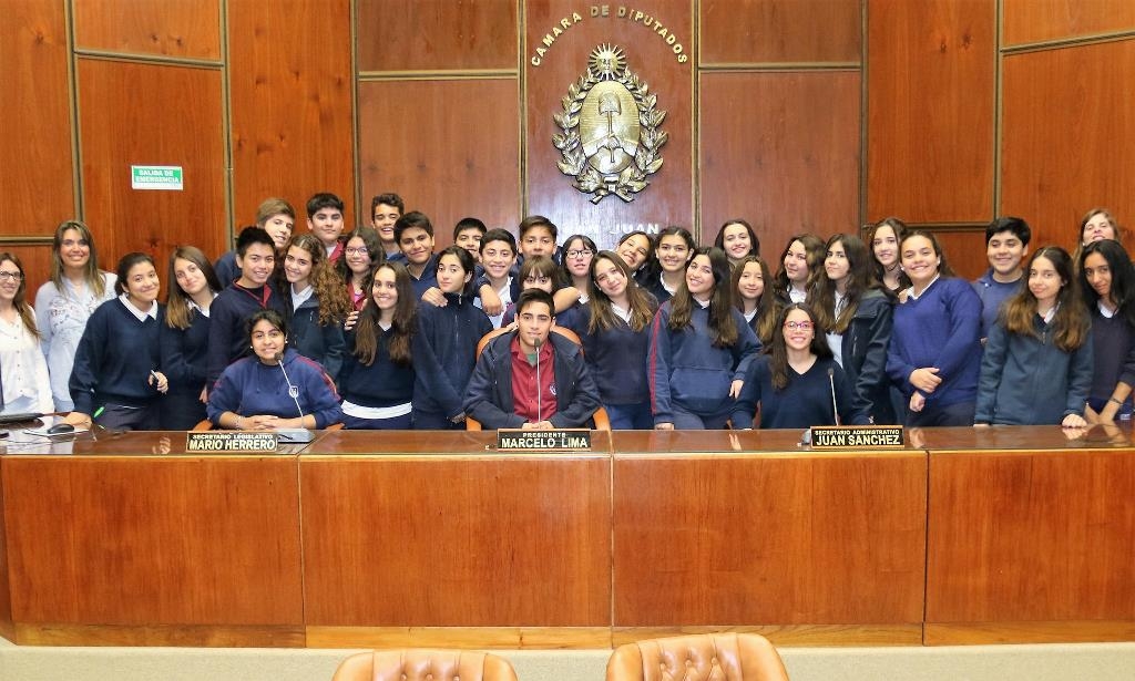 Alumnos y docentes del colegio Santo Domingo en la Cámara de Diputados. 