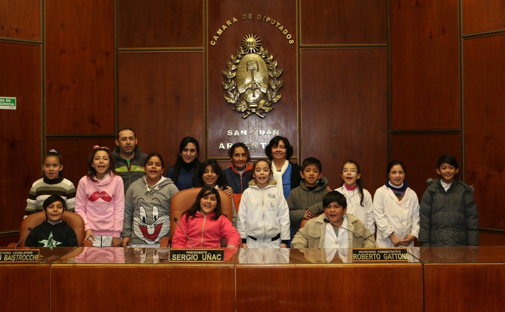 Alumnos y docentes de la escuela "Cornelio Saavedra"  presentes en la Legislatura. 