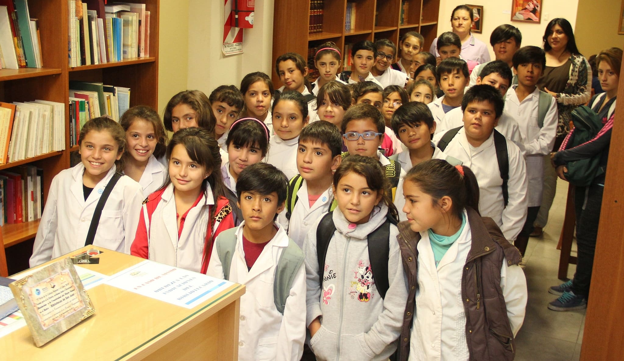 Alumnos y docentes de la escuela "Arturo Capdevilla" en la Biblioteca "Sarmiento Legislador".