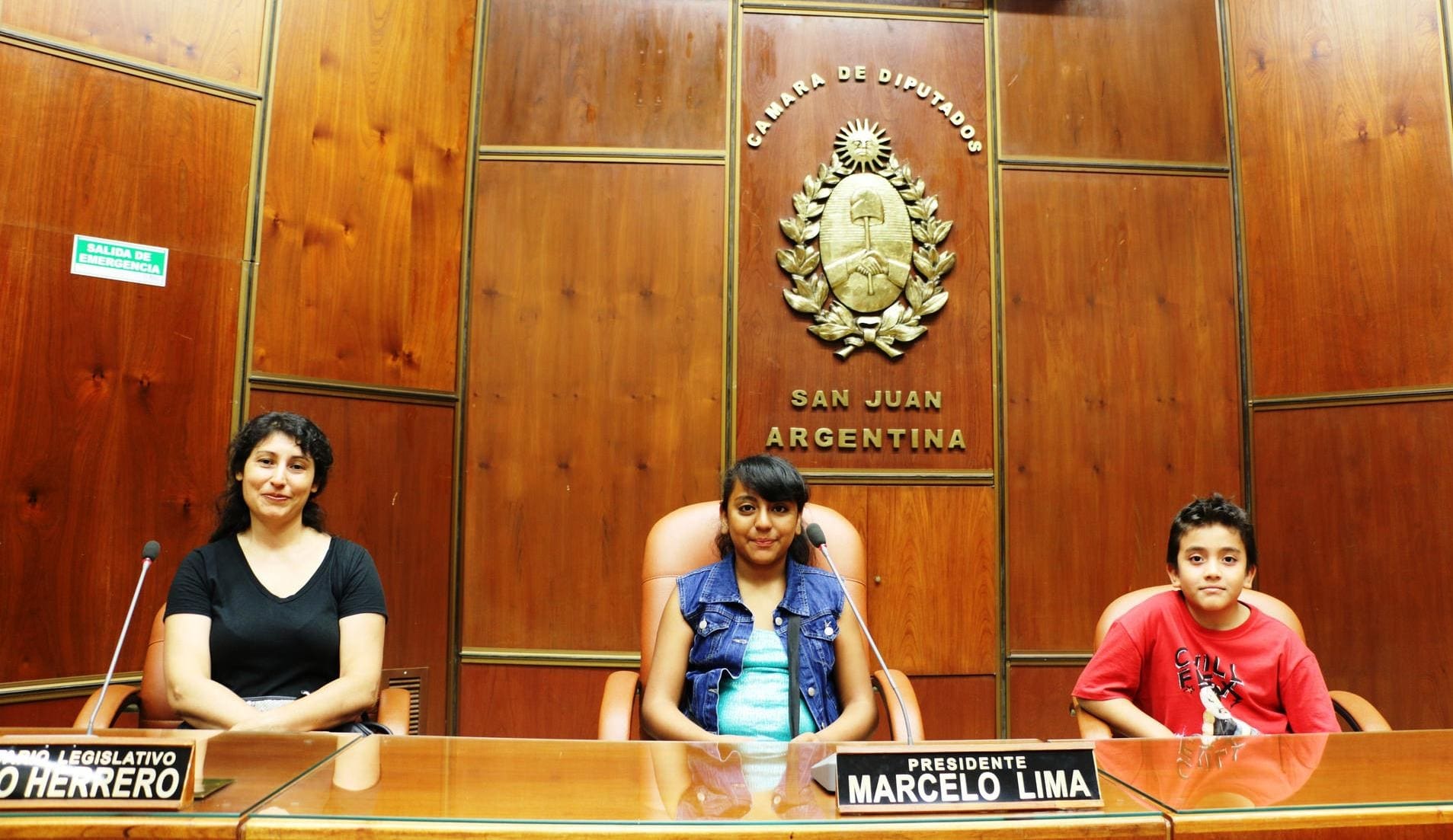 Luisa García y sus hijos Camila Páez y Gabriel García, en el recinto de sesiones de la Cámara de Diputados de San Juan.