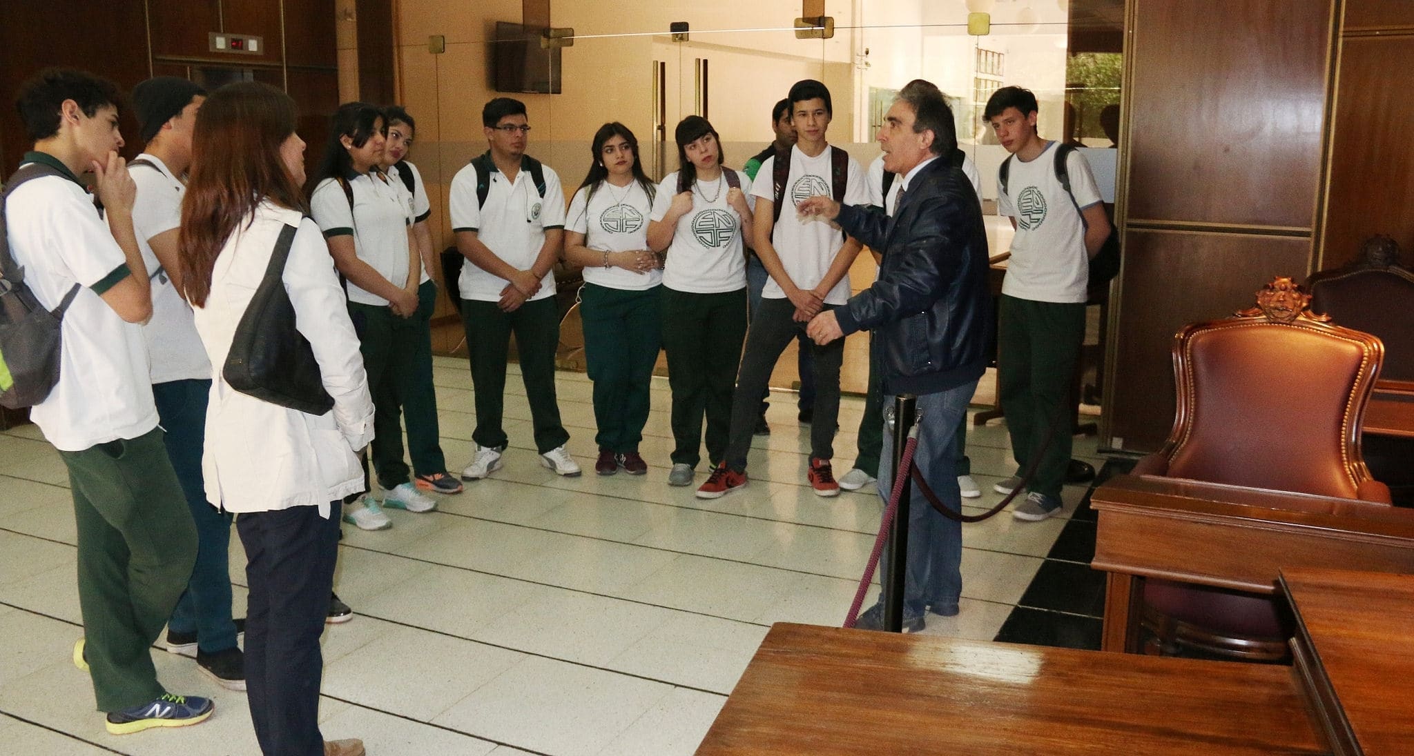 Alumnos y profesores del colegio "Juan Fonzolato" en la Legislatura. 