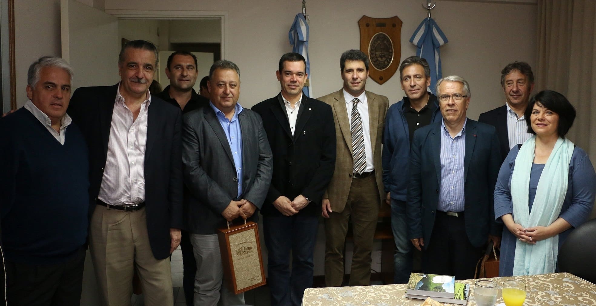 Los integrantes del IV Foro Mundial junto al vicegobernador Sergio Uñac, en la Legislatura Provincial.
