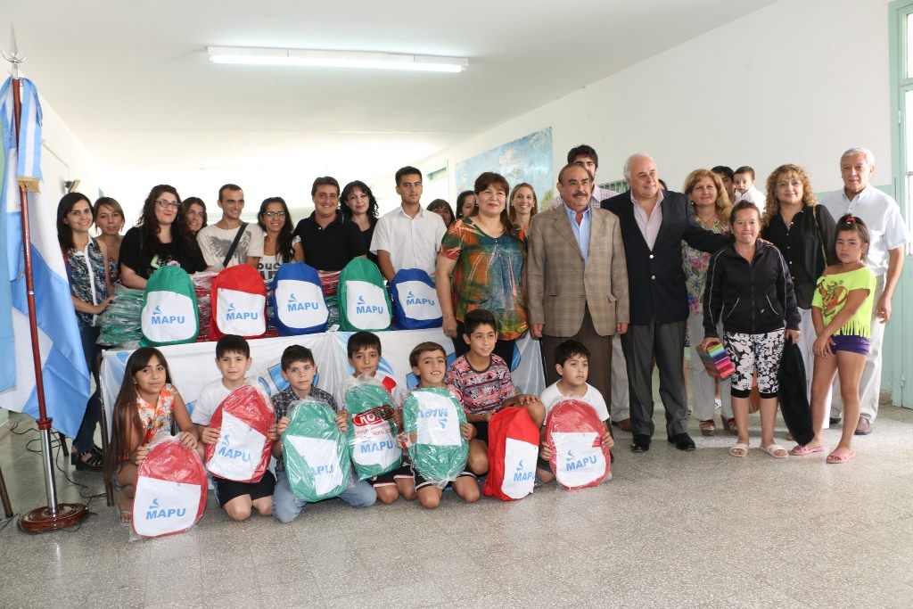 El vicegobernador Marcelo Lima entregó mochilas para los alumnos de la escuela "Juan Crisóstomo Albarracín".