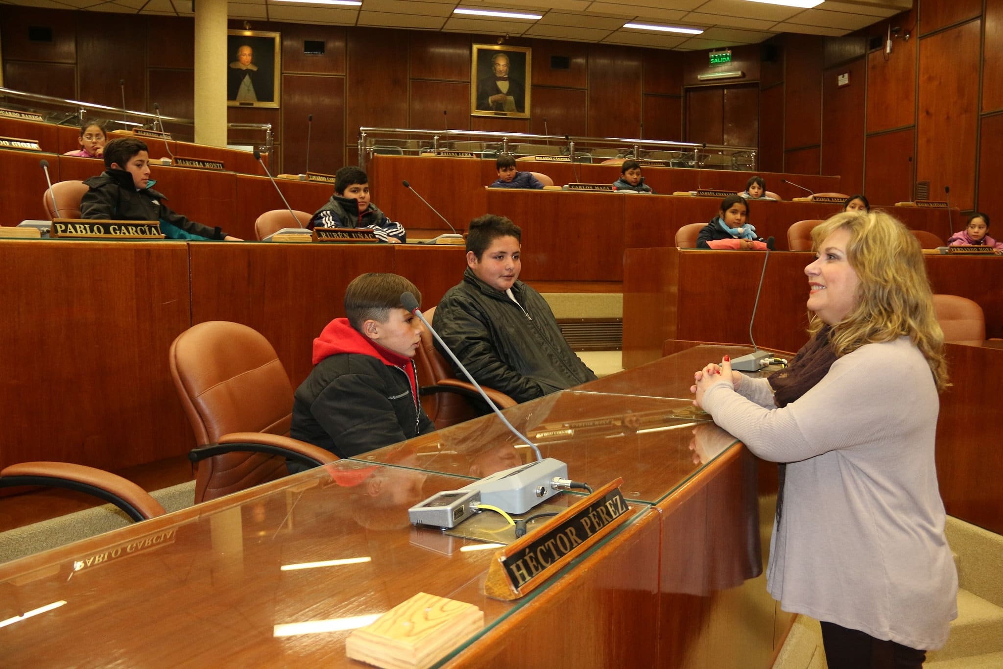 La diputada Cristina López junto a estudiantes y docentes de la escuela “Adán Quiroga” en la Cámara de Diputados. 