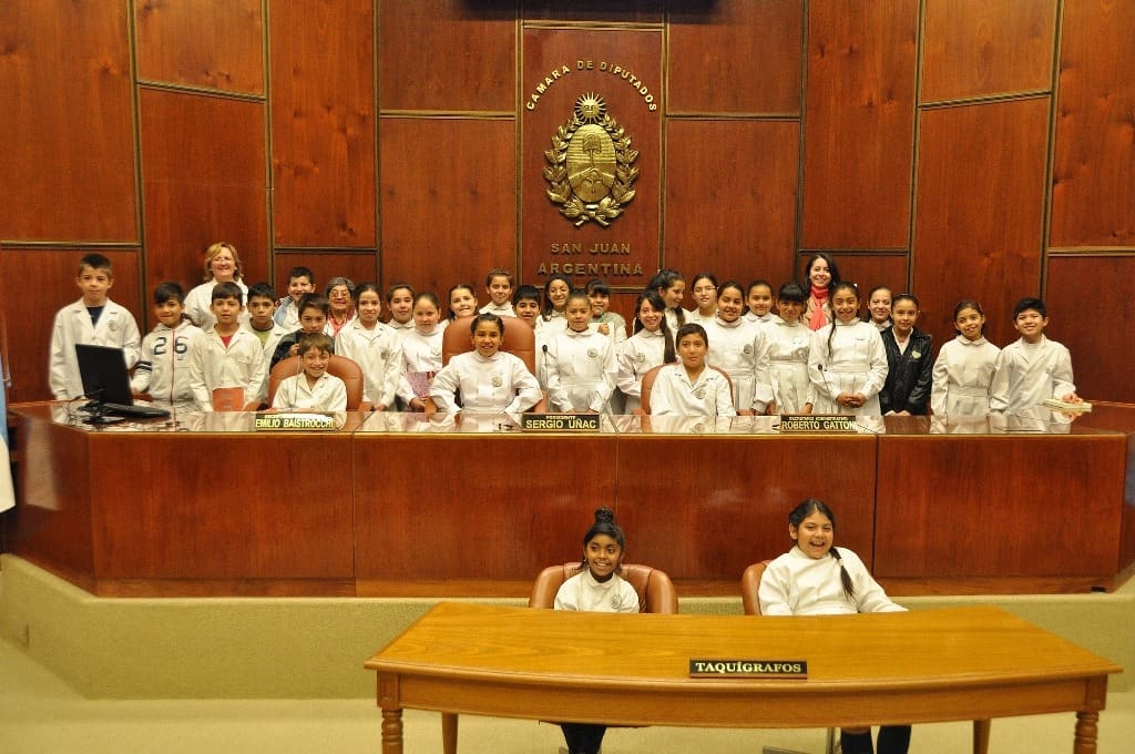 Visita de la Escuela Ángel D. Rojas visitaron la Legislatura.