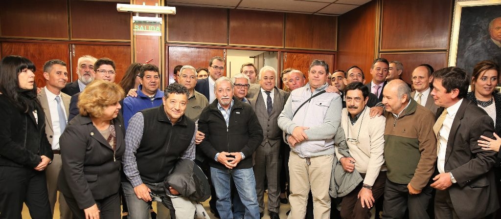 El vicegobernador Marcelo Lima y diputados junto a Veteranos de Guerra de Malvinas a quienes les fueron otorgados beneficios por ley