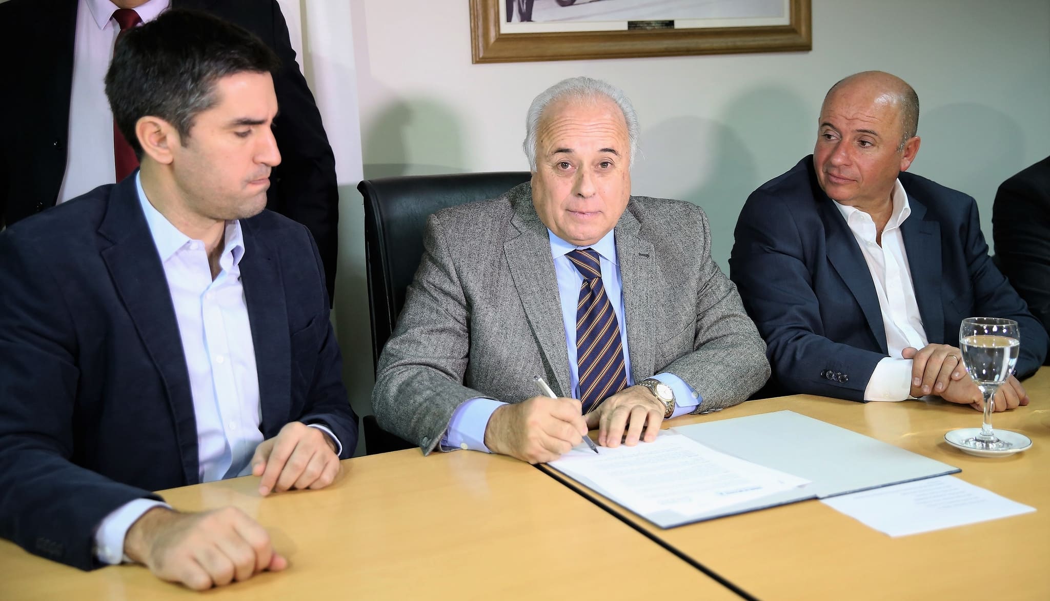 El vicegobernador Marcelo Lima junto al presidente de la Cámara de Diputados de Buenos Aires, Manuel Mosca,  y el diputado sanjuanino, Pablo García Nieto, en la firma de un convenio entre ambas Cámaras. 