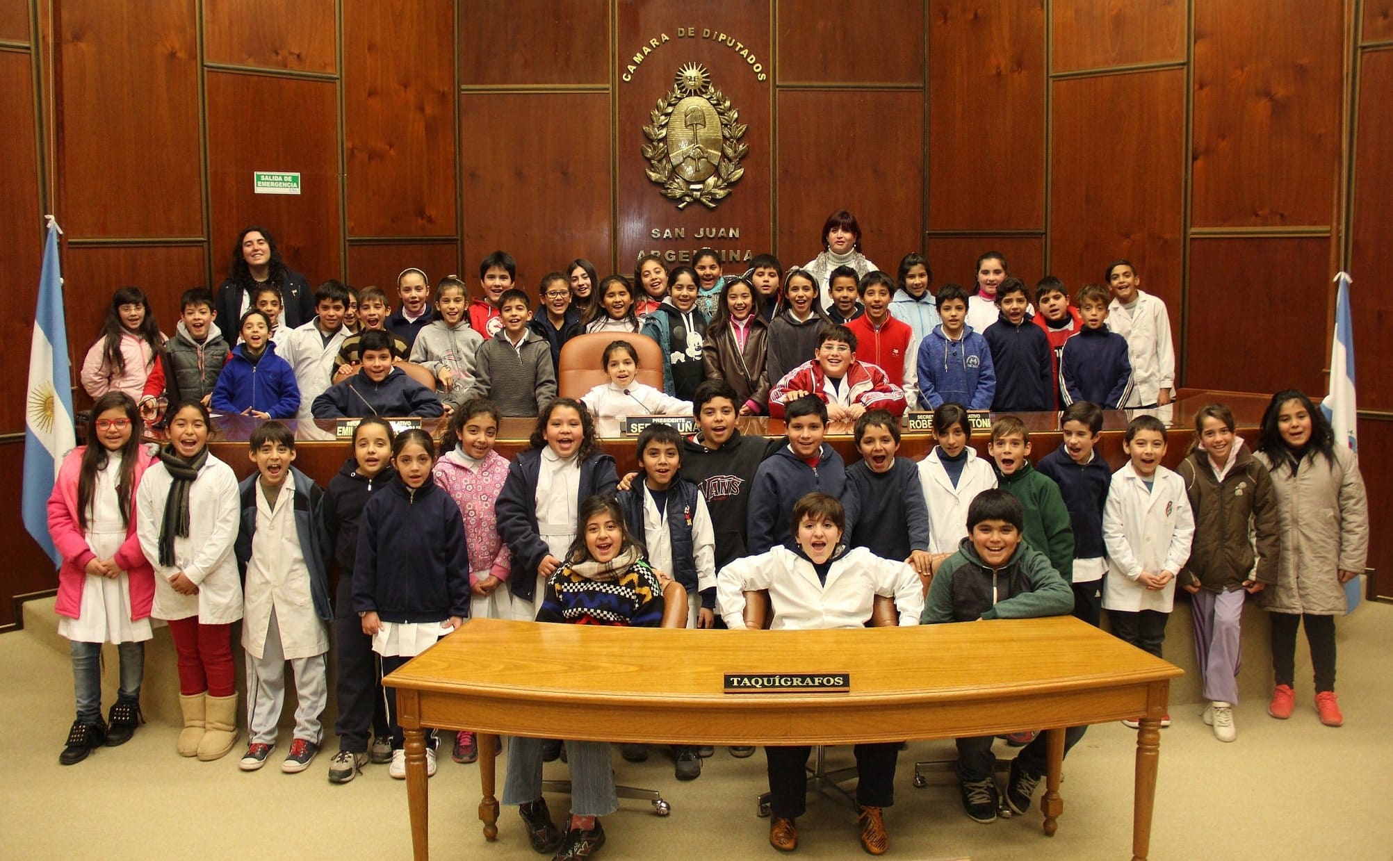 Alumnos y docentes de la escuela "Manuel Lainez" presentes en la Legislatura provincial. 