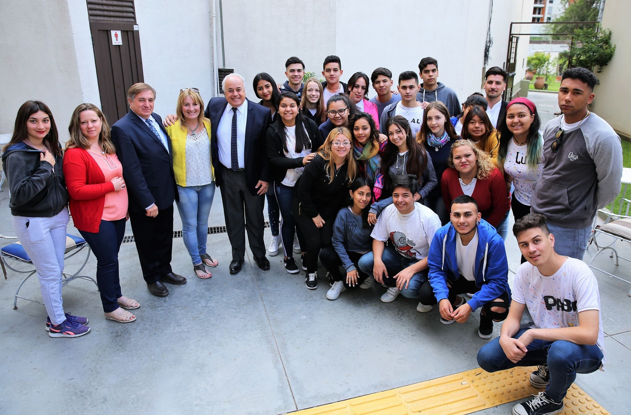 El vicegobernador Marcelo Lima junto a estudiantes y docentes de sexto año de la escuela “IPEAyT Nº 189 Dr. J. M. Garro”, proveniente de la provincia de Córdoba.