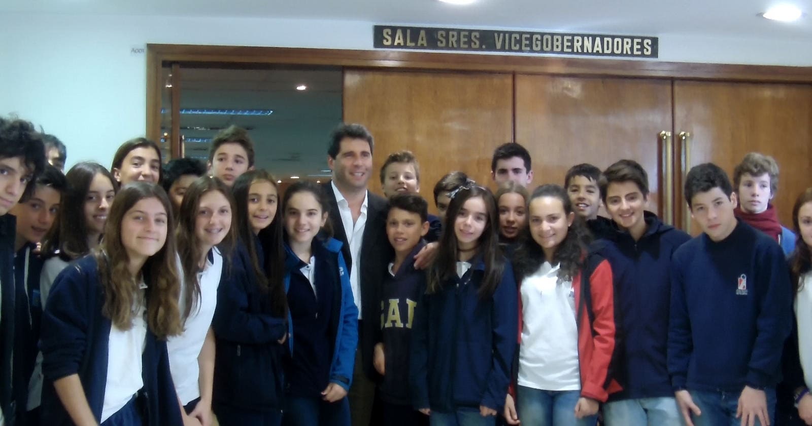 El Dr. Sergio Uñac recibió a los jóvenes del Colegio Integral en su visita por la Legislatura.
