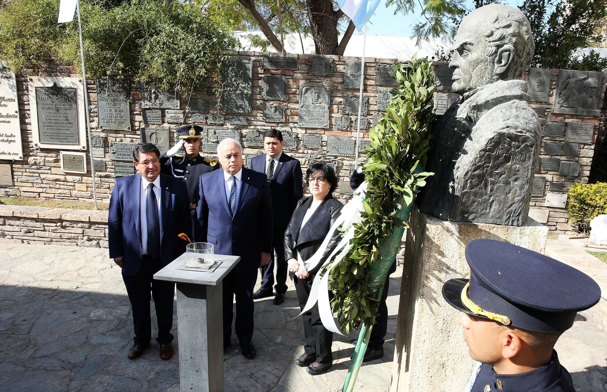 Momento de la colocación de ofrendas en el acto por el 130º Aniversario de fallecimiento del ilustre Maestro . 