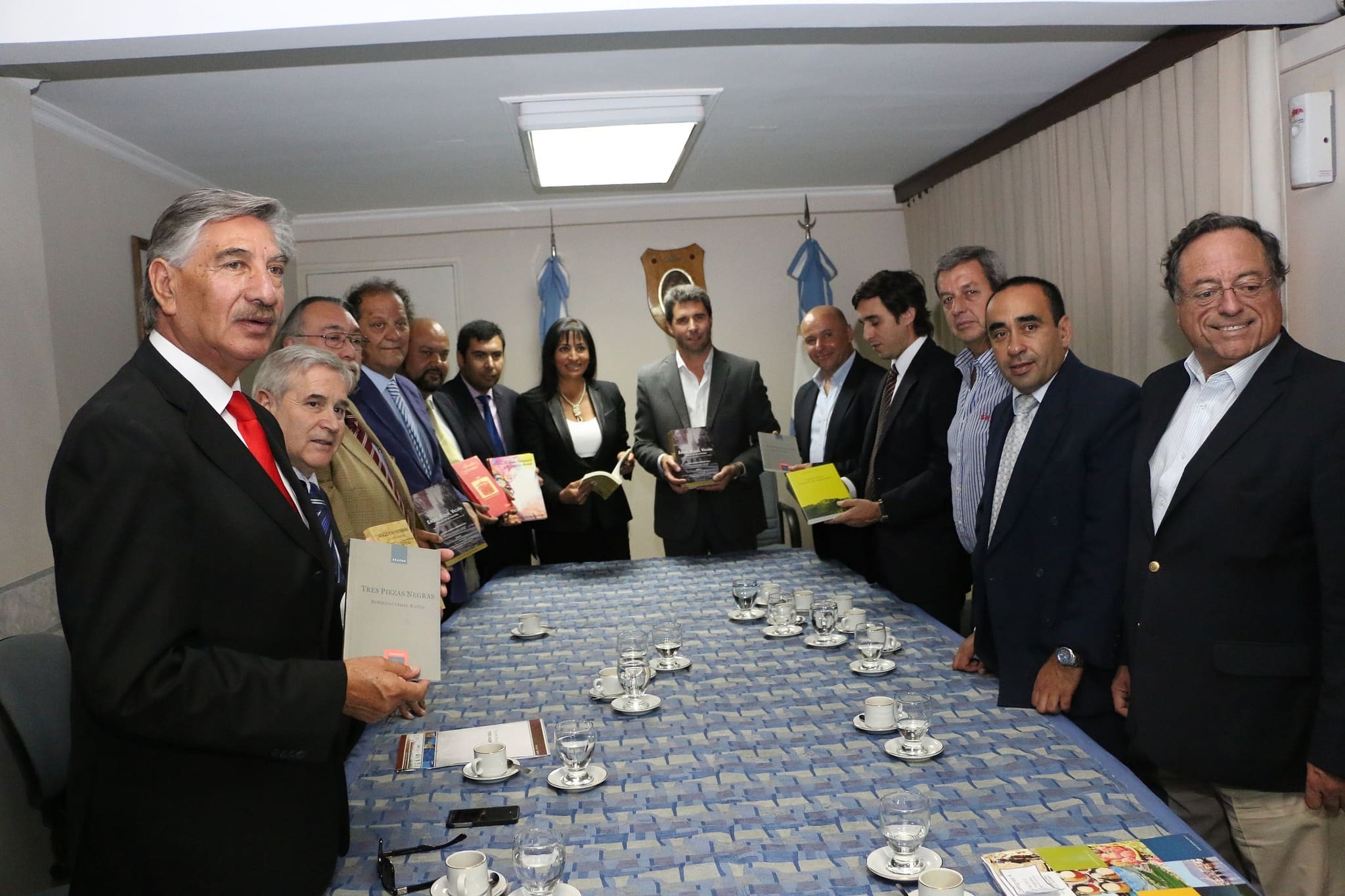 El vicegobernador Sergio Uñac recibió los libros regionales chilenos para la Colección Binacional Paso de Agua Negra.