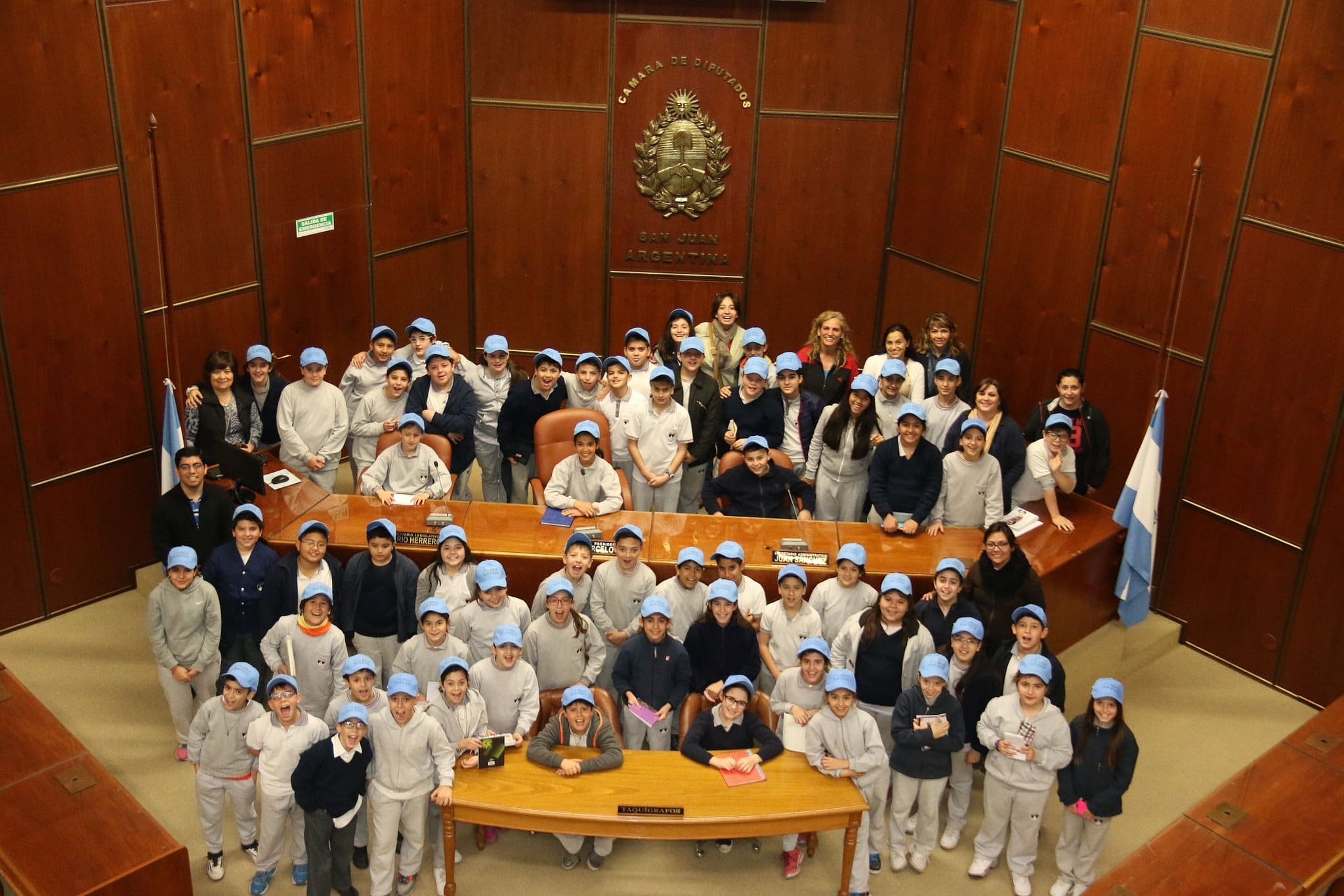Alumnos y docentes del colegio "Santa Rosa de Lima" en la Cámara de Diputados. 