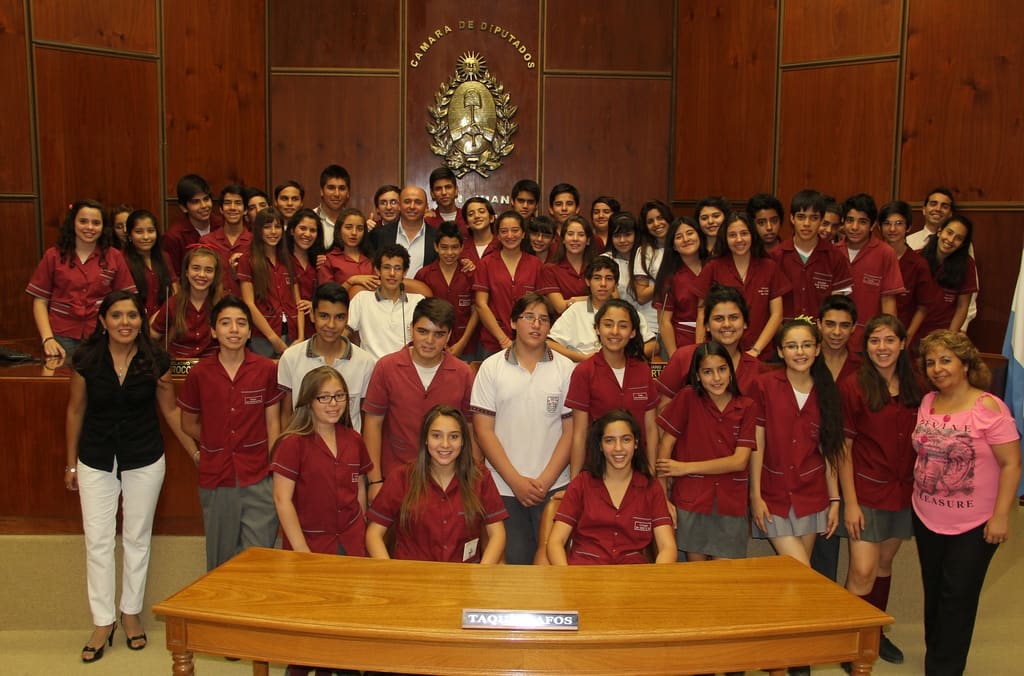 El grupo de la escuela rawsina conoció el Recinto de Sesiones junto al diputado departamental Pablo García Nieto.